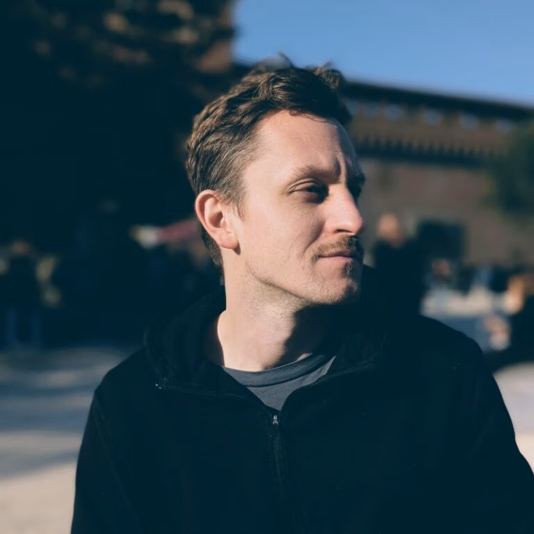 Andreas im Profil in der Sonne